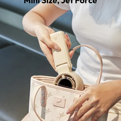Tư liệu quảng bá AECOOLY Halo 02 màu kem được cầm đưa vào túi xách giữ chữ Aecooly Turbo Air Boost Halo Mini Size Jet Force và bối cảnh người mẫu