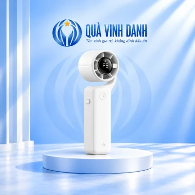 Minh họa AECOOLY AirGimbal PF04 trắng trên bục Quà Vinh Danh giữ màn hình P5 nhánh đỡ cong nút nguồn nút khóa và dấu A