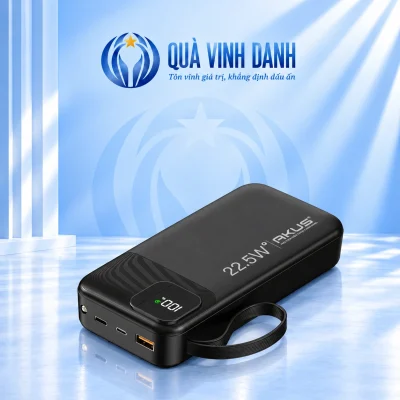 Minh họa một AKUS A20 Pro đen đặt nằm trên nền Quà Vinh Danh không bục giữ màn hình 100 vòng xách chữ và cạnh cổng
