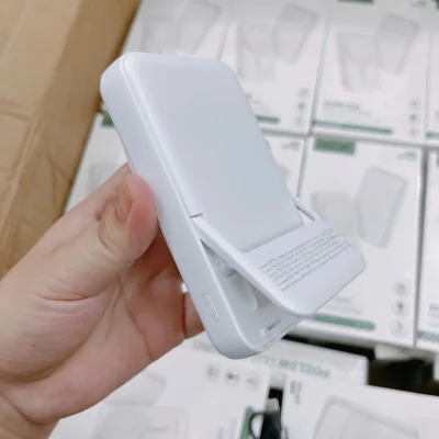 Ảnh thật mặt sau AKUS DP123 mở chân đỡ giữ nhãn model thông số nút cạnh và cổng Type-C