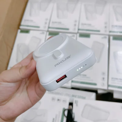 Ảnh thật cạnh dưới AKUS DP123 giữ cổng USB-A lõi đỏ năm điểm chỉ báo logo AKUS và bối cảnh gốc