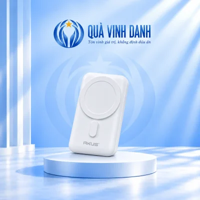 Minh họa một AKUS DP123 trắng giữ mặt tròn nổi gờ dài và logo AKUS trên bục Quà Vinh Danh