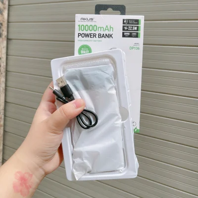 Ảnh thật tư liệu mở hộp AKUS DP136 giữ khay lớp bọc dây rời USB-A USB-C cùng mã và chữ trên hộp