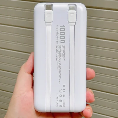Ảnh thật mặt sau AKUS DP136 giữ hai dây đầu USB-C Lightning nhãn 10000mAh 37Wh mã model và các thông tin gốc