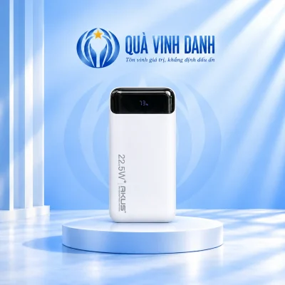 Minh họa một AKUS DP136 trắng giữ màn hình 73 phần trăm chữ 22.5W và logo AKUS trên bục Quà Vinh Danh