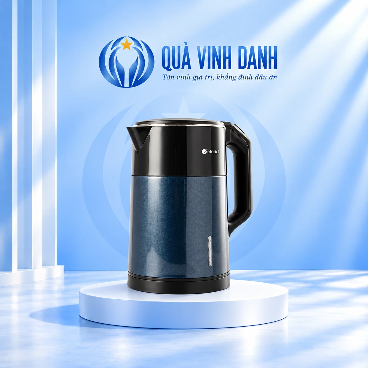 Ấm Elmich EDA0858 xanh navy phối đen giữ logo trắng dải bạc nhỏ và tay cầm góc cạnh trên nền Quà Vinh Danh có bục