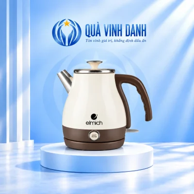 Ấm Elmich KEE1775 kem nâu giữ logo đen nút KEEP WARM vòi kim loại tay cầm nâu trên nền Quà Vinh Danh có bục