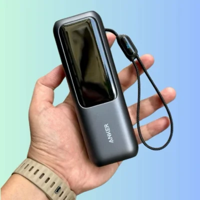 Ảnh thật cầm tay Anker A1695 giữ màn hình tắt chữ ANKER vòng dây đầu IQ đồng hồ và bối cảnh gốc