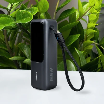 Ảnh sản phẩm nguồn Anker A1695 xám trên bàn giữ màn hình tắt logo ANKER chữ 165W đầu IQ và vòng dây bện