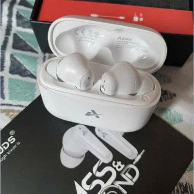 Ảnh gốc hộp Avbuds C200 trắng mở nắp với hai tai nghe bên trong