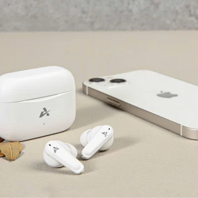 Ảnh gốc Avbuds C200 trắng gồm hộp đóng và hai tai nghe cạnh điện thoại đạo cụ