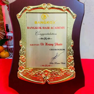 Ảnh thật bảng mẫu 01 có nội dung Bangkok Hair Academy, giữ nguyên tên và chữ ký trong ảnh nguồn