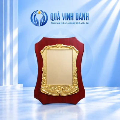 Bảng vinh danh mẫu 01 nền gỗ MDF đỏ nâu và khung kim loại màu vàng trên nền Quà Vinh Danh
