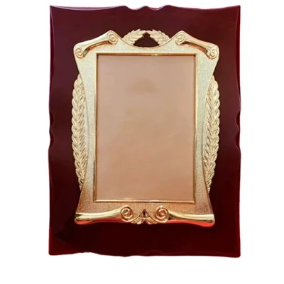 Ảnh nguồn bảng vinh danh mẫu 02 mặt trống với nguyệt quế hai bên và nền đỏ nâu