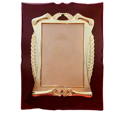 Ảnh nguồn bảng vinh danh mẫu 02 mặt trống với nguyệt quế hai bên và nền đỏ nâu