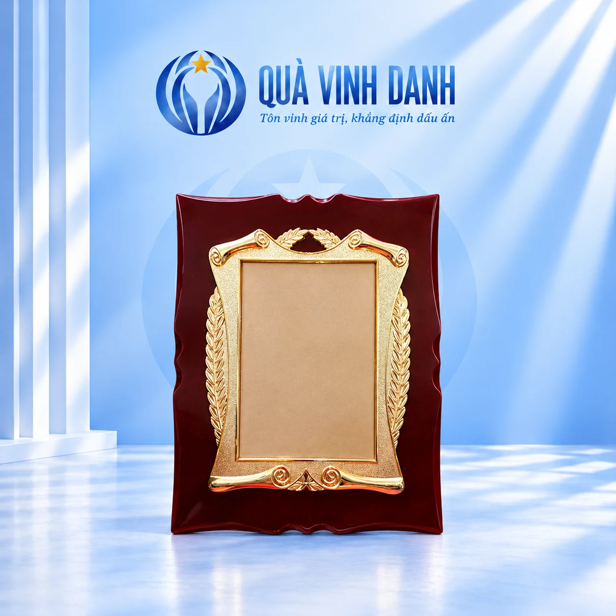 Bảng vinh danh mẫu 02 nền gỗ MDF đỏ nâu, khung kim loại với nguyệt quế hai bên trên nền Quà Vinh Danh