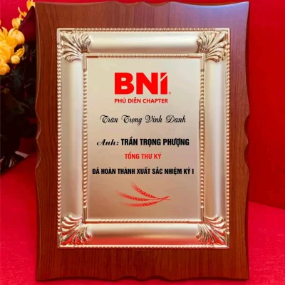 Ảnh thật bảng mẫu 03 có logo BNI Phủ Diễn Chapter và nội dung vinh danh Trần Trọng Phương, giữ nguyên chữ nguồn