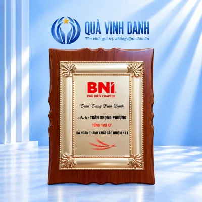 Bảng vinh danh mẫu 03 khung kim loại bốn góc lá trên nền Quà Vinh Danh, giữ nguyên nội dung BNI tham chiếu