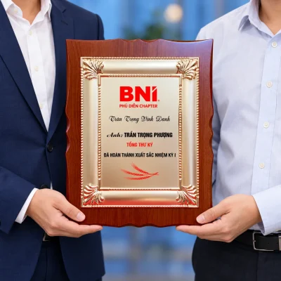 Minh họa trao bảng vinh danh mẫu 03, giữ nội dung BNI tham chiếu trên mặt bảng