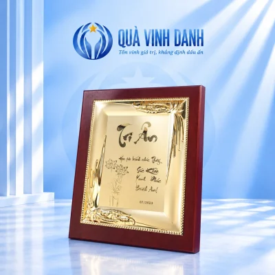 Bảng vinh danh mẫu 05 trên nền Quà Vinh Danh, giữ chữ Tri Ân, hoa sen, lời chúc và mốc 07/2023 của ảnh nguồn