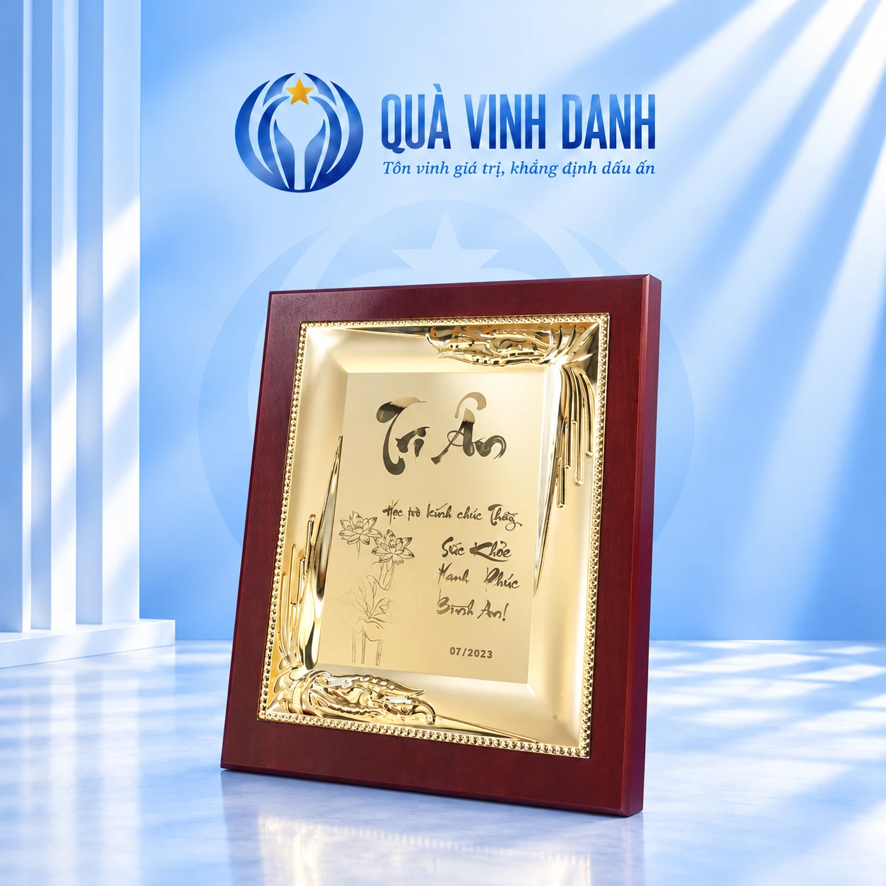 Bảng vinh danh mẫu 05 trên nền Quà Vinh Danh, giữ chữ Tri Ân, hoa sen, lời chúc và mốc 07/2023 của ảnh nguồn