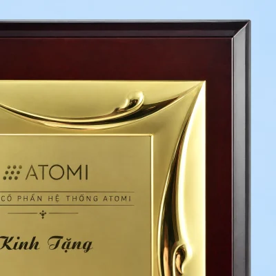Minh họa chi tiết đường cong, điểm nhấn giọt và mép nền nâu sẫm của bảng vinh danh mẫu 07, giữ chữ nguồn trong vùng nhìn thấy