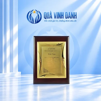 Bảng vinh danh mẫu 07 khung kim loại đường cong trên nền Quà Vinh Danh, giữ nội dung ATOMI của mẫu nguồn
