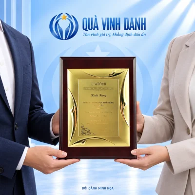 Bối cảnh minh họa trao bảng vinh danh mẫu 07, giữ nhận diện ATOMI và nội dung trên mặt bảng nguồn
