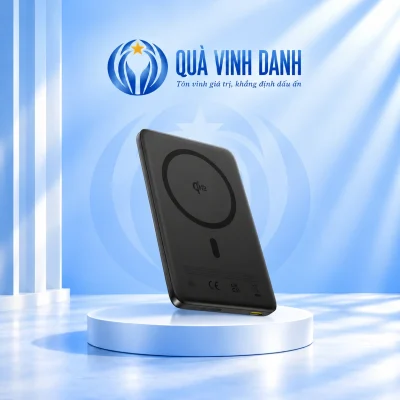 Minh họa một Baseus AM41 đen giữ mặt vòng Qi2 gờ dài nhãn thân và cổng USB-C trên bục Quà Vinh Danh