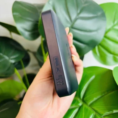 Ảnh thật cạnh Baseus FM12 đen giữ dòng 10000mAh chữ 22.5W mép thân bàn tay và toàn bối cảnh gốc