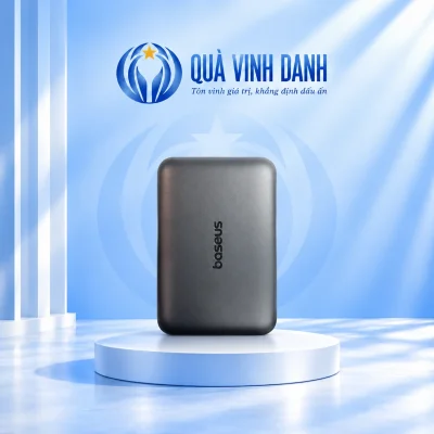 Minh họa một Baseus EnerFill FM12 đen giữ mặt ngoài bo góc logo Baseus đặt dọc trên bục Quà Vinh Danh