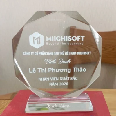 Ảnh tham chiếu kỷ niệm chương bát giác với nội dung Miichisoft vinh danh nhân viên năm 2020