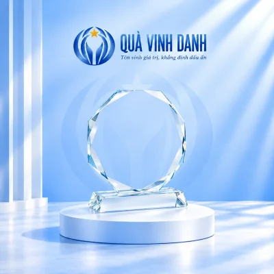 Kỷ niệm chương pha lê bát giác phi 12 trên bục trắng và nền Quà Vinh Danh