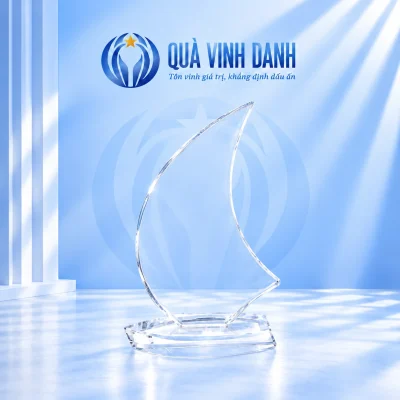 Biểu trưng cánh buồm pha lê mẫu 08 mặt trơn, đầu cánh hướng phải và đế trong suốt