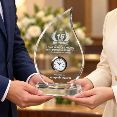 Minh họa trao nhận biểu trưng đồng hồ ngọn lửa từ mẫu có nội dung tham khảo