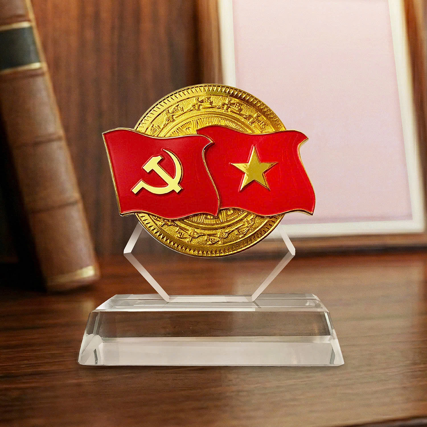 Chi tiết hai lá cờ, họa tiết trống đồng và phần chân trong suốt của Lửa Việt