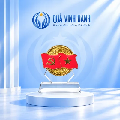 Biểu trưng Lửa Việt hai lá cờ đỏ, mặt trống đồng và chân pha lê trên bục trắng