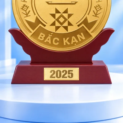 Minh họa phần đỡ gỗ đỏ sẫm và tag năm 2025 trên đế của mẫu mặt đồng