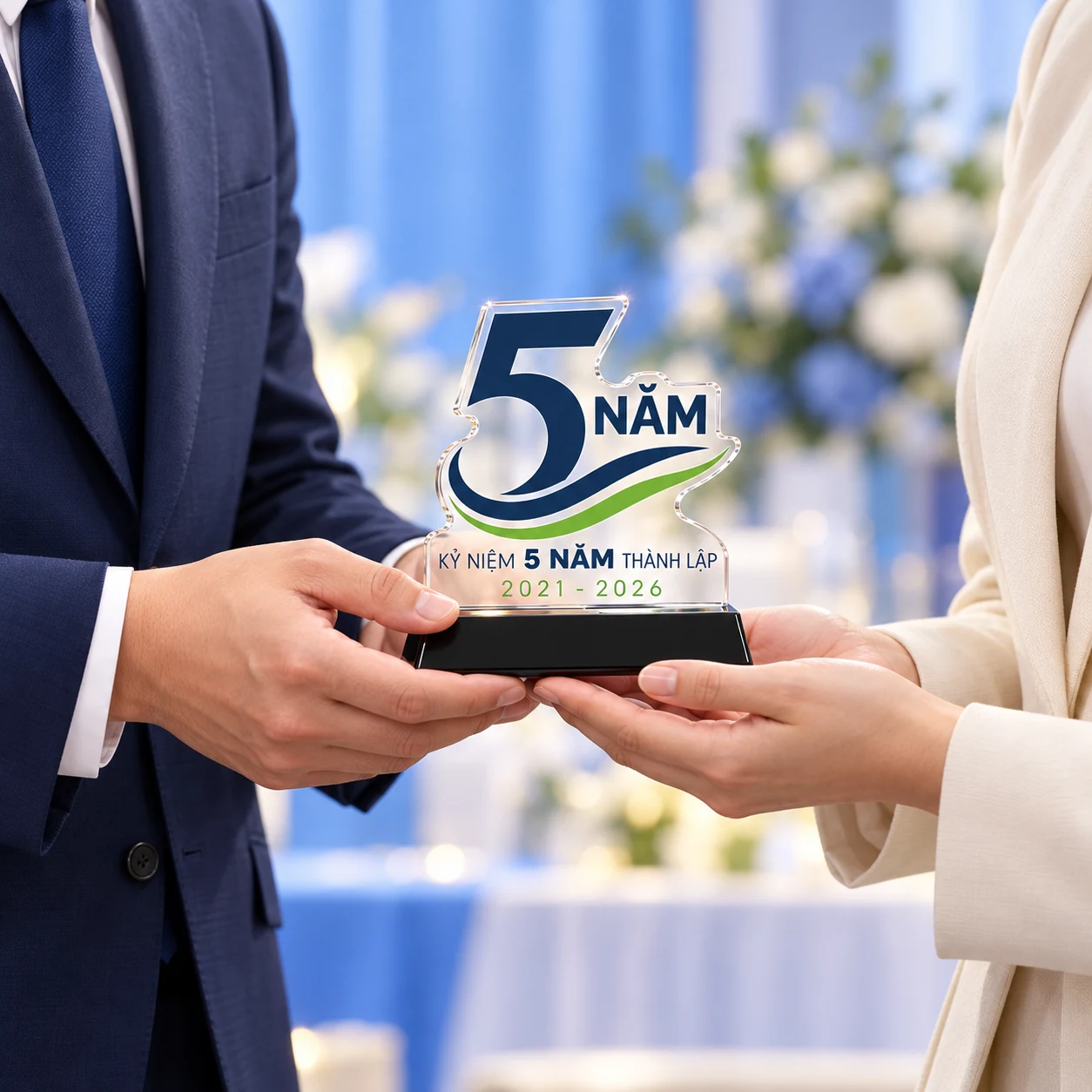 Minh họa hai người trao nhận biểu trưng số 5 tại buổi kỷ niệm doanh nghiệp