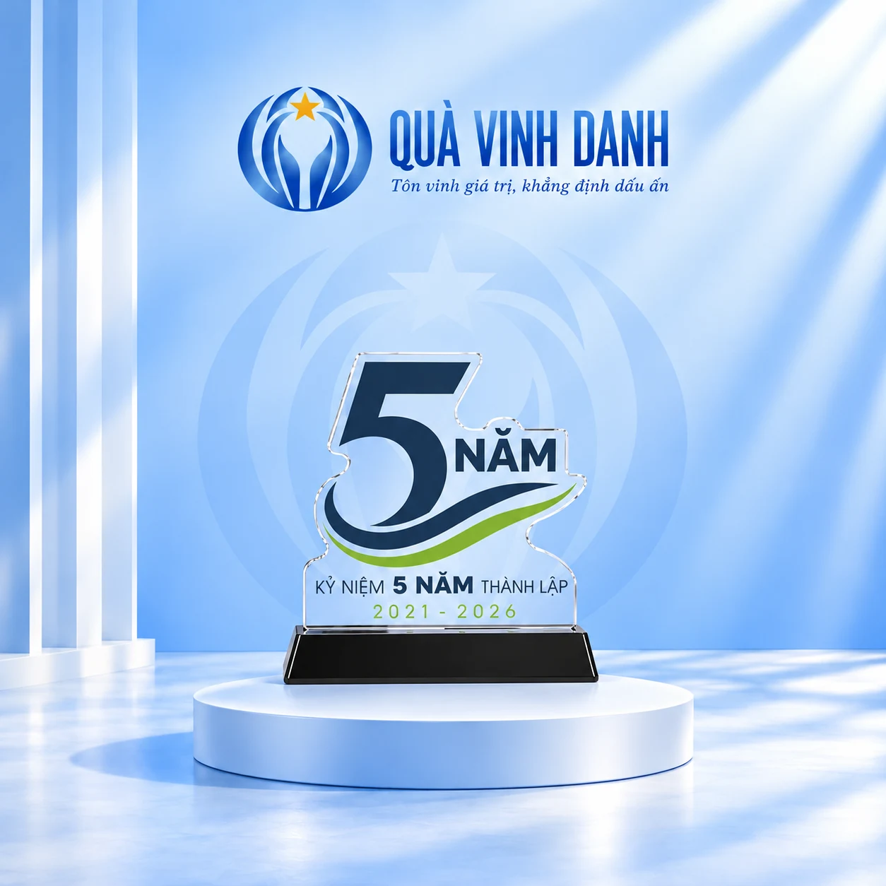 Biểu trưng pha lê số 5, chữ NĂM và đế đen trên bục trắng Quà Vinh Danh