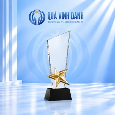 Biểu trưng pha lê vát nghiêng mẫu 22 có sao vàng ở chân và đế đen trơn
