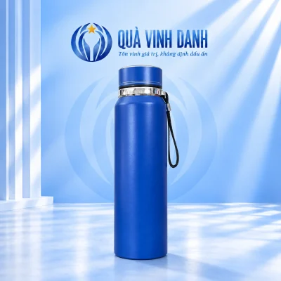 Bình giữ nhiệt 1000ml xanh nắp viền đôi cổ sáng quai dây trên nền Quà Vinh Danh không bục