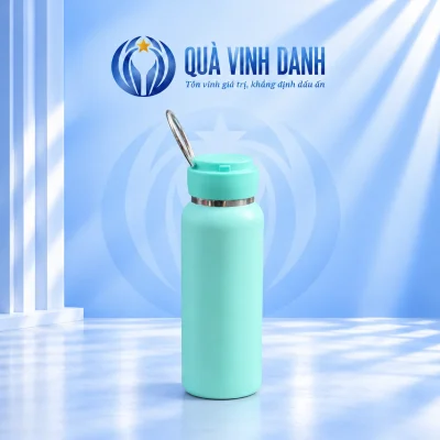 Bình giữ nhiệt 600ml xanh ngọc nắp hai tầng và quai vòng mảnh trên nền Quà Vinh Danh không bục