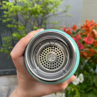 Ảnh nguồn cận miệng bình 600ml với đĩa lọc đục lỗ và quai nhấc nhỏ