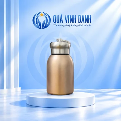 Bình giữ nhiệt mini 300ml màu đồng nắp sáng quai gập trên bục nền Quà Vinh Danh