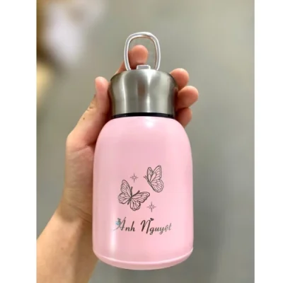 Ảnh thật nguồn bình mini hồng tên Ánh Nguyệt họa tiết bướm và quai dựng