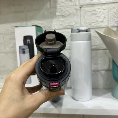 Ảnh thật bình nắp bật đang mở thấy phần miệng và mặt dưới nắp