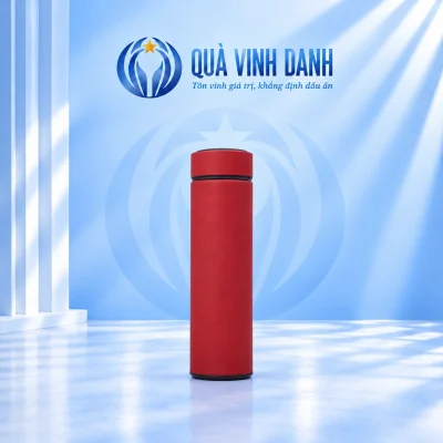 Bình giữ nhiệt sơn lì đỏ 500ml nắp thường trên nền Quà Vinh Danh không bục