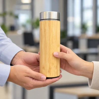 Minh họa hai người trao nhận một bình vỏ tre trơn BGN01