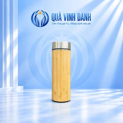 Bình giữ nhiệt vỏ tre 450ml BGN01 nắp sáng trên nền Quà Vinh Danh không bục
